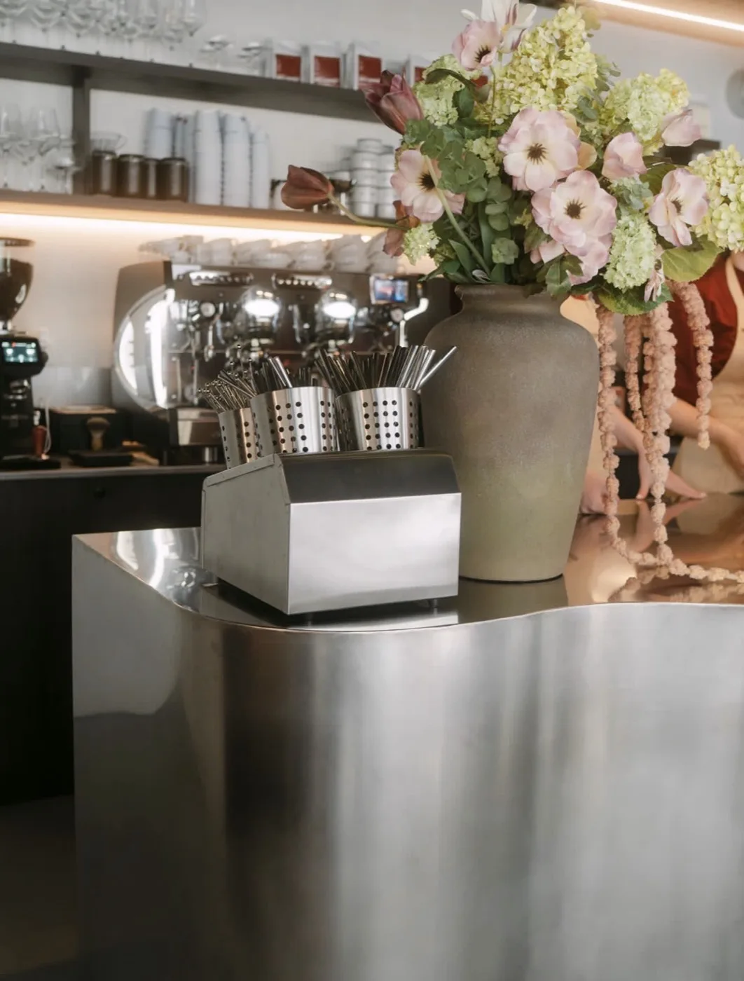 Bar kawowy MNC Concept, ekspres, kwiaty