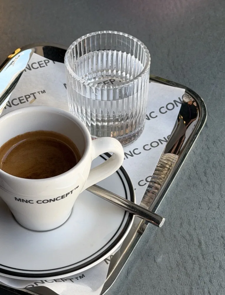 Espresso w filiżance z logo MNC Concept