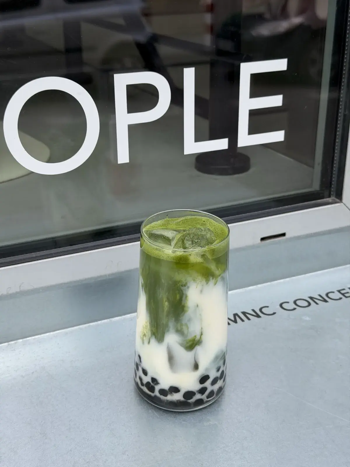 Matcha z dodatkami przy oknie MNC Concept