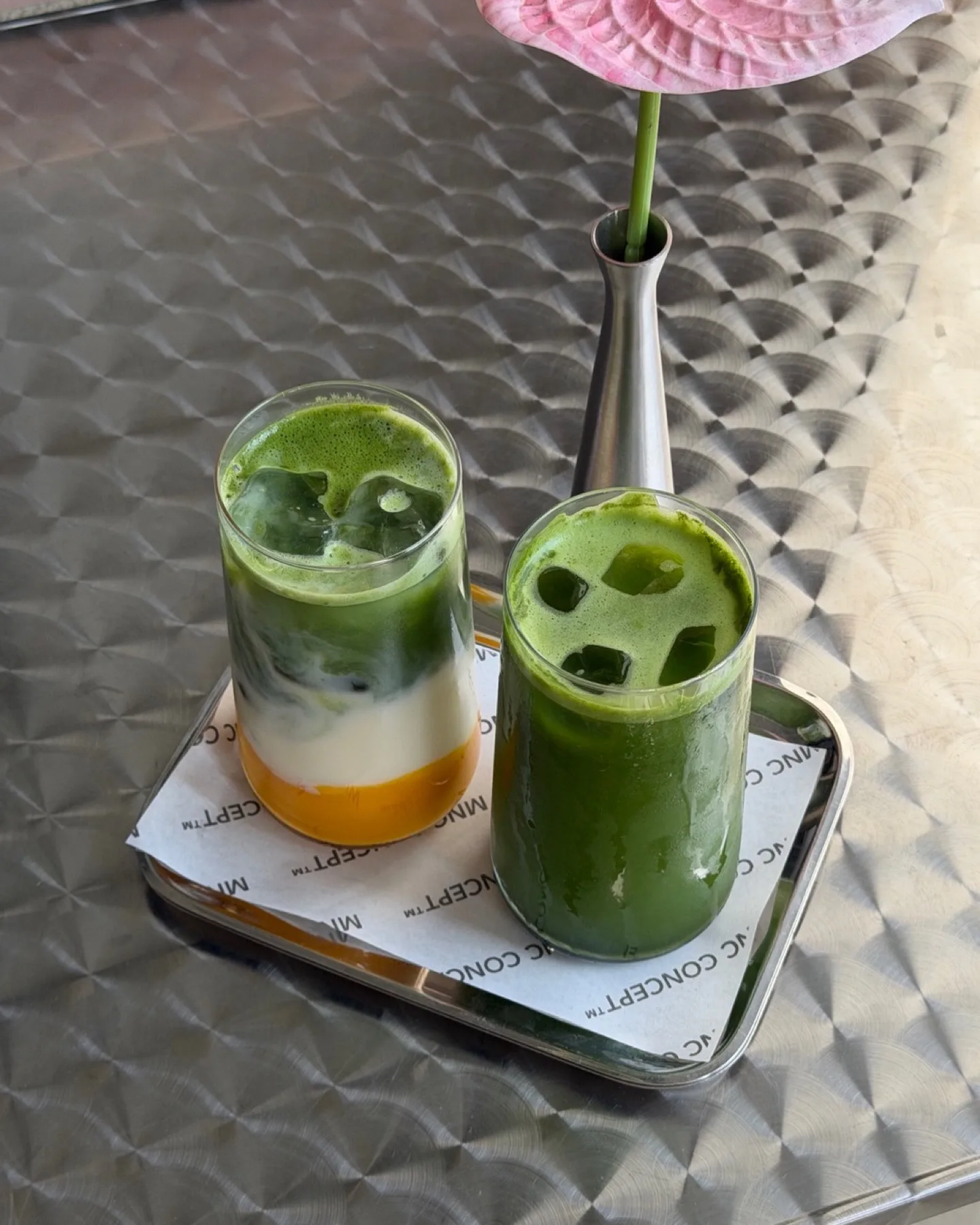 Dwie szklanki ice matcha na tacy MNC Concept